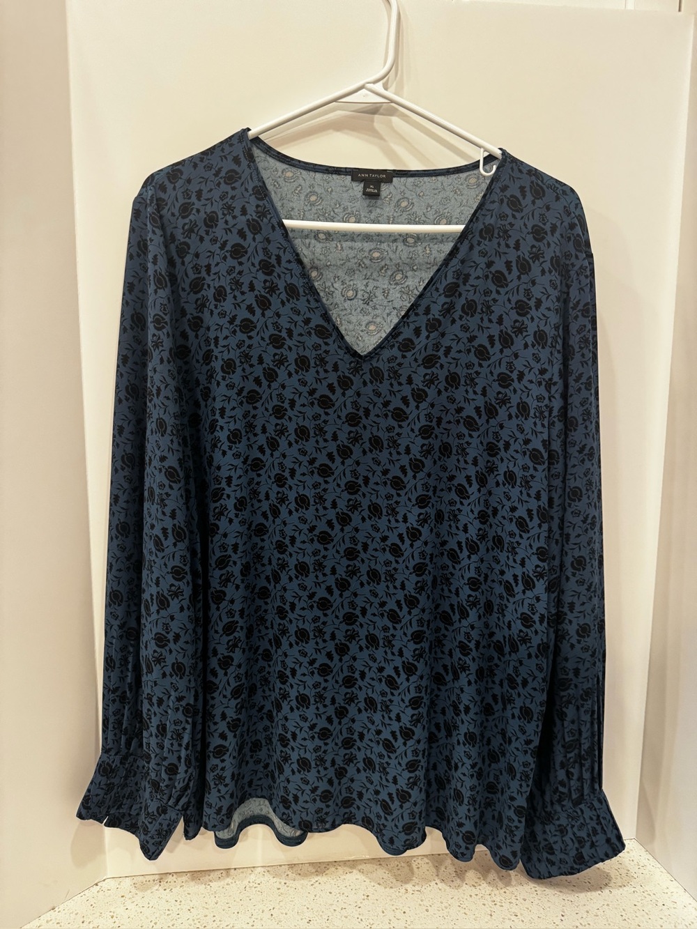 Ann Taylor V-Neck Long Sleeve Floral Top in Blue - Size XL